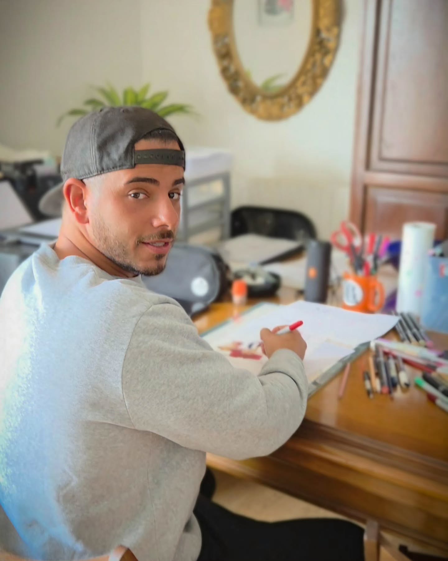 Tony Bellahcene, tatoueur à Brozer Ink, en train de dessiner un projet de tatouage